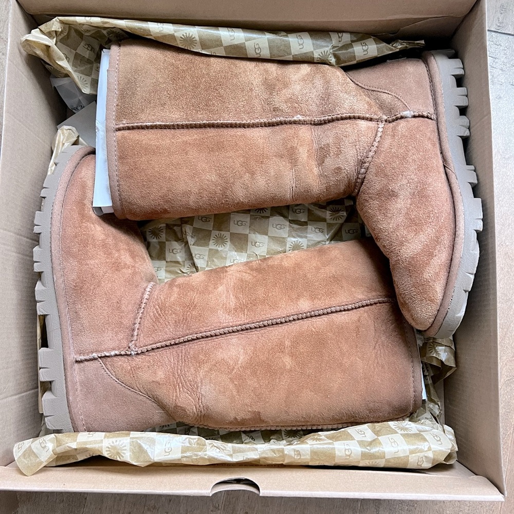 UGG
Classic Tall II Suede in chestnut size 6